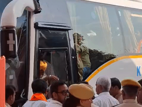पार्षद बस में सवार होकर वोट डालने के लिए निगम पहुंचे।