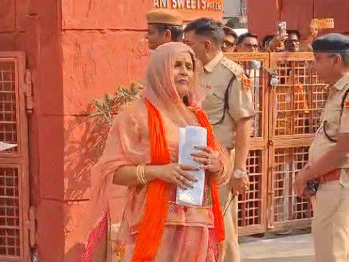 भाजपा से डिप्टी मेयर प्रत्याशी सरोज कंवर वोट देने पहुंची।