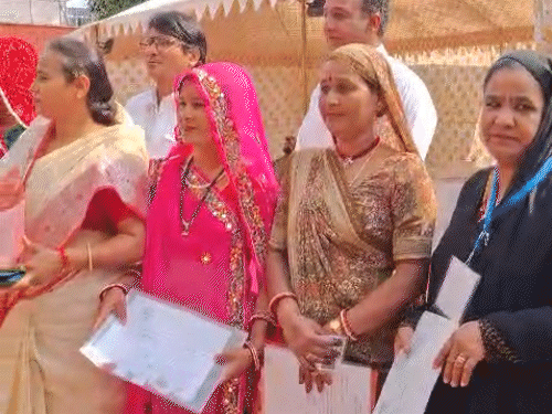 वोट देने के बाद पार्षदों ने विक्ट्री साईन दिखाया।