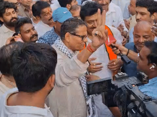 सरोज कंवर के डिप्टी मेयर बनने पर मेयर सुनील कोठारी ने विक्ट्री साइन दिखाया।