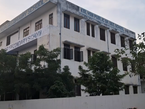 वीडियो जयपुर के महेश नगर इलाके के गंगा विहार कॉलोनी स्थित कल्याण पब्लिक सीनियर सेकेंडरी स्कूल का है।