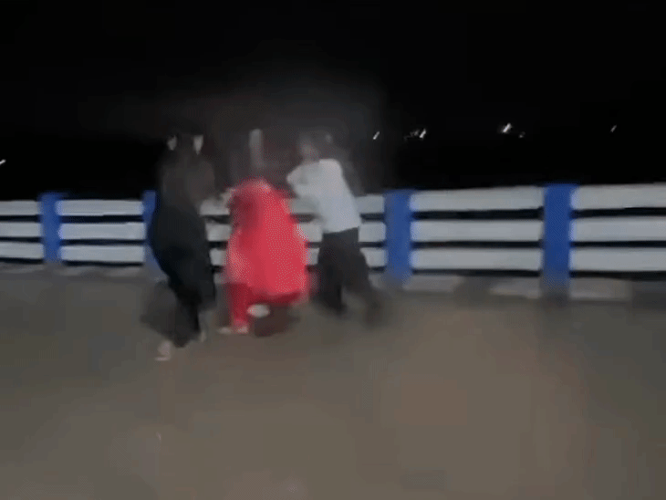 वीडियो में कुछ लड़कियां आपस में मारपीट करती नजर आ रही हैं।