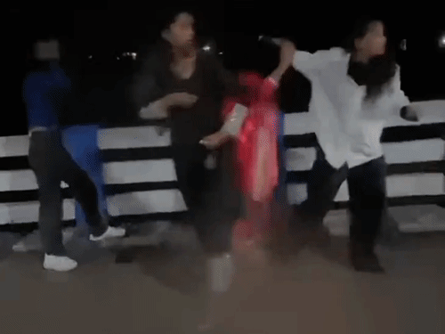दो गुटों के बीच मारपीट का वीडियो सोशल मीडिया पर वायरल हो रहा है।