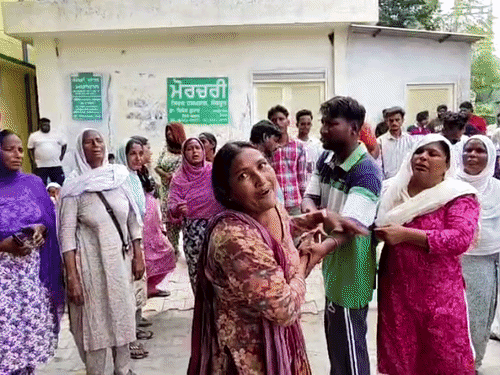 सिविल अस्पताल की मॉर्च्युरी के बाहर मृतक के परिजन विलाप करते हुए।