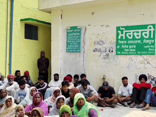 सिविल अस्पताल की मॉर्च्युरी के बाहर बैठे मृतक के परिजन।