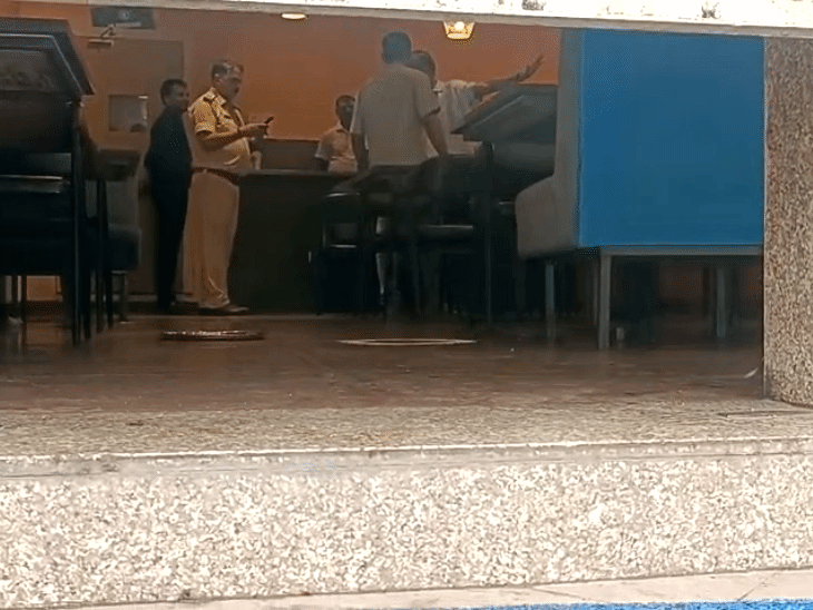 रेस्टोरेंट में हुई फायरिंग के बाद मामले की जांच करती पुलिस।