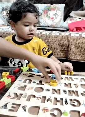 अंग्रेजी अक्षरों को पजल के माध्यम से विलोहित पहचान कर सही जगह लगा देता है।