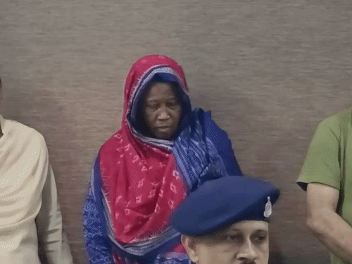 पुलिस अब जब्त दस्तावेजों, मोबाइल फोन और बैंक खातों की जांच कर रही है