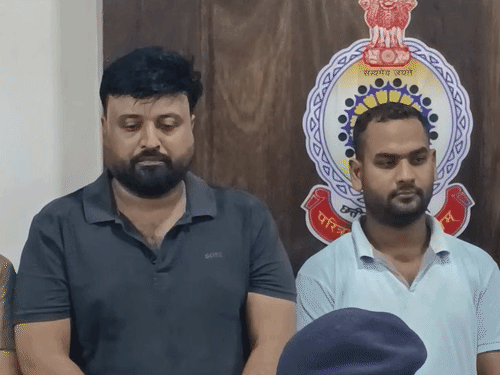 मजदूरों के रिकॉर्ड वाली डायरियां और रजिस्टर पुलिस ने जांच के लिए जब्त किए।
