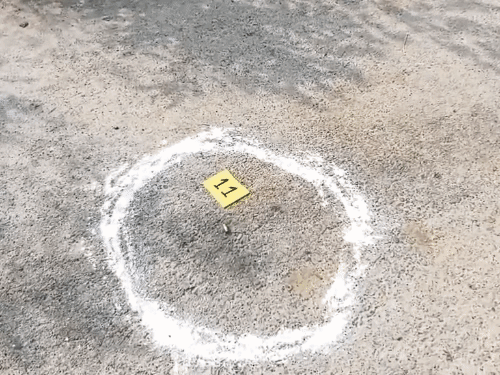 पुलिस और आरोपी के बीच 14 राउंड फायरिंग हुई। पुलिस ने घटना के बाद गोलियों के खोल बरामद किए हैं।
