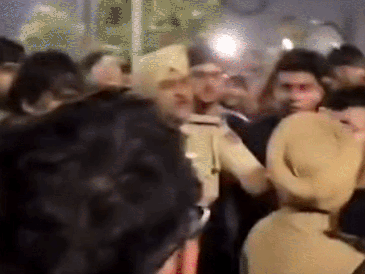 छात्रों की पुलिस के साथ हुई बहसबाजी। जिसके बाद वो उग्र प्रदर्शन करने लगे।