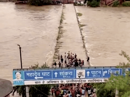 खारून नदी ऊफान पर है, महादेवघाट पुल के ऊपर से पानी बह रहा है।