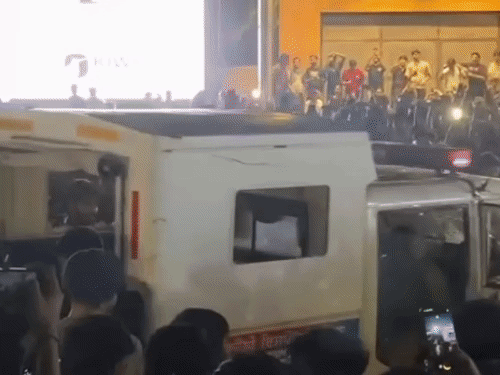 प्रदर्शन के दौरान छात्र पुलिस की गाड़ी से तोड़फोड़ करते हुए। - Dainik Bhaskar