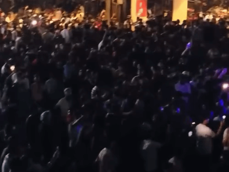 चितकारा यूनिवर्सिटी में पुलिस से बहस के बाद सरकारी गाड़ी तोड़ते छात्र। कई छात्र पुलिस वैन के ऊपर चढ़ गए।
