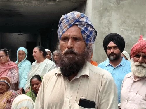 युवक की मौत पर जानकारी देते ग्रामीण नाहर सिंह।