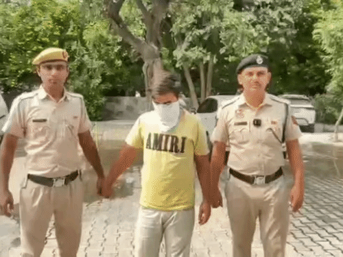 22 वर्षीय साजिद पर एक युवक का मोबाइल छीनने का आरोप।