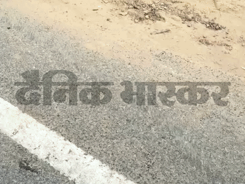 ट्राले से टकराने की वजह से एम्बुलेंस आगे से क्षतिग्रस्त हो गई।