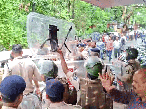 राम सिंह ठाकुर के समर्थकों ने गिरफ्तारी का विरोध किया, जय श्री राम के नारे लगाए।