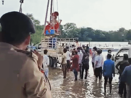 नदी में जलस्तर लगातार बढ़ने से पुलिस प्रशासन ने लोगों को अलर्ट किया।