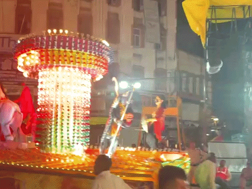 स्वदेशी मिल की झांकी : मां दुर्गा द्वारा महिषासुर का वध का प्रसंग दिखाया गया।