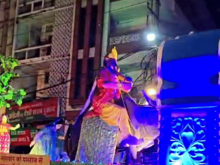 हुकुमचंद मिल की झांकी : वट सावित्री पूजन पर आधारित प्रसंग जिसमें सावित्री यमराज से अपने पति को मांग रही हैं।