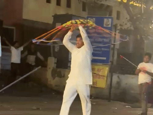 अखाड़ों में उस्ताद, खलीफाओं के करतब।