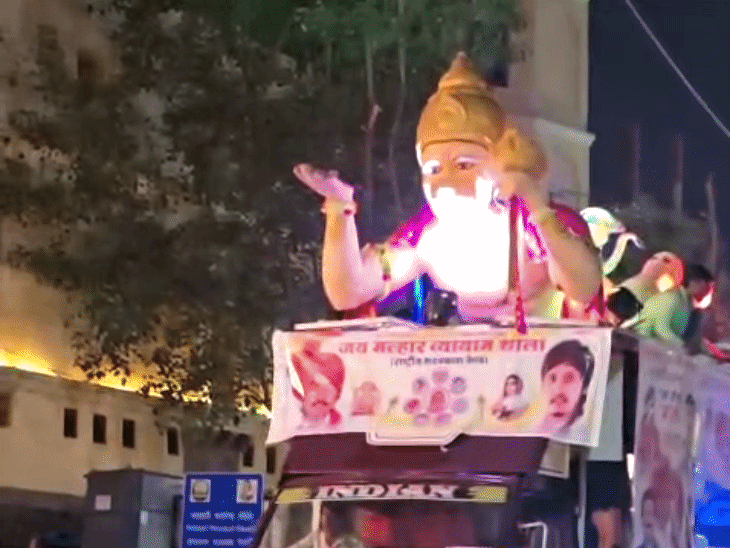 जय मल्हार व्यायामशाला की झांकी में पवन पुत्र हनुमान का विराट रूप।