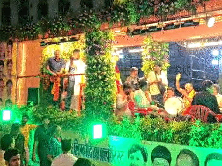 मंत्री कैलाश विजयवर्गीय ने लंबे समय तक गीत गाकर लोगों को किया आकर्षित।