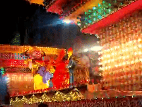 हुकुमचंद मिल की झांकी में सिंदूरासुर राक्षस के वध का प्रसंग।