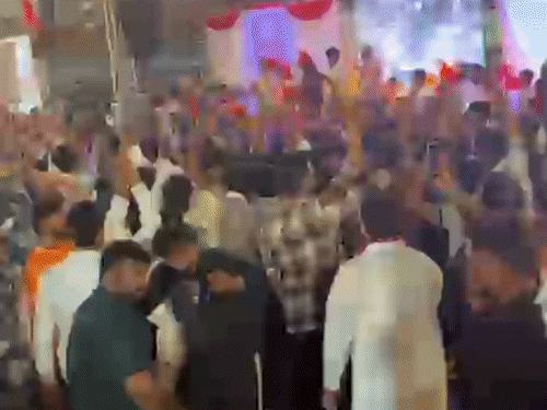 चल समारोह में उत्साह से सराबोर युवा।