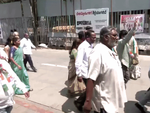बेंगलुरु के फ्रीडम पार्क में कांग्रेस कार्यकर्ताओं ने ज्ञानेश कुमार के खिलाफ प्रदर्शन किया।