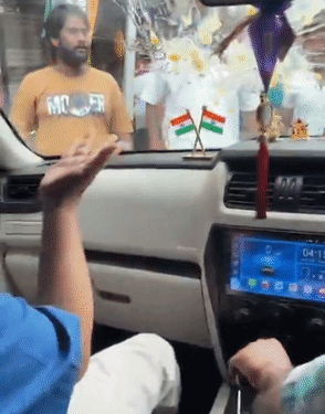 वीडियो में कुणाल घोष ड्राइवर की बगल वाली सीट पर ब्लू शर्ट में बैठे दिखे।