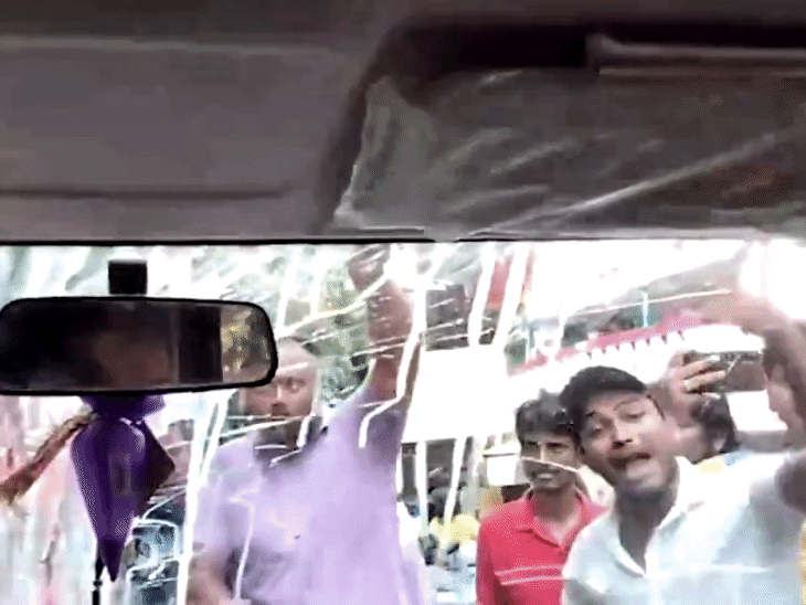 भीड़ ने ‘गो बैक’ के नारे लगाए और विधायक को वापस जाने का इशारा करते दिखे।
