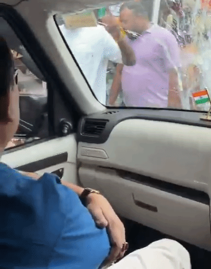 कुणाल घोष अंडे फेंकने वाले लोगों के सामने हाथ भी जोड़ते दिखे।