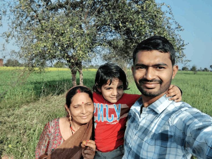 परिजनों के साथ पवन तिवारी।