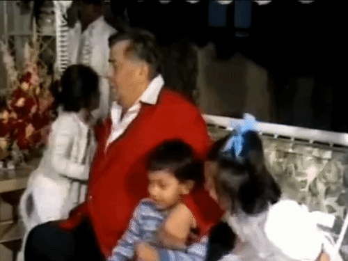 दादा राज कपूर और कजिन करीना कपूर के साथ झूला झूलते हुए रणबीर कपूर।