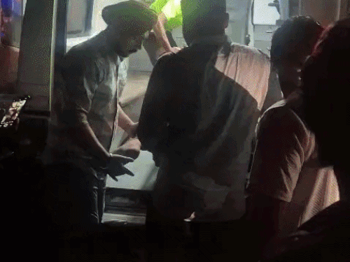 घायल जवान बलकार सिंह को एंबुलेंस से दूसरे अस्पताल लेकर जाते पुलिसकर्मी।