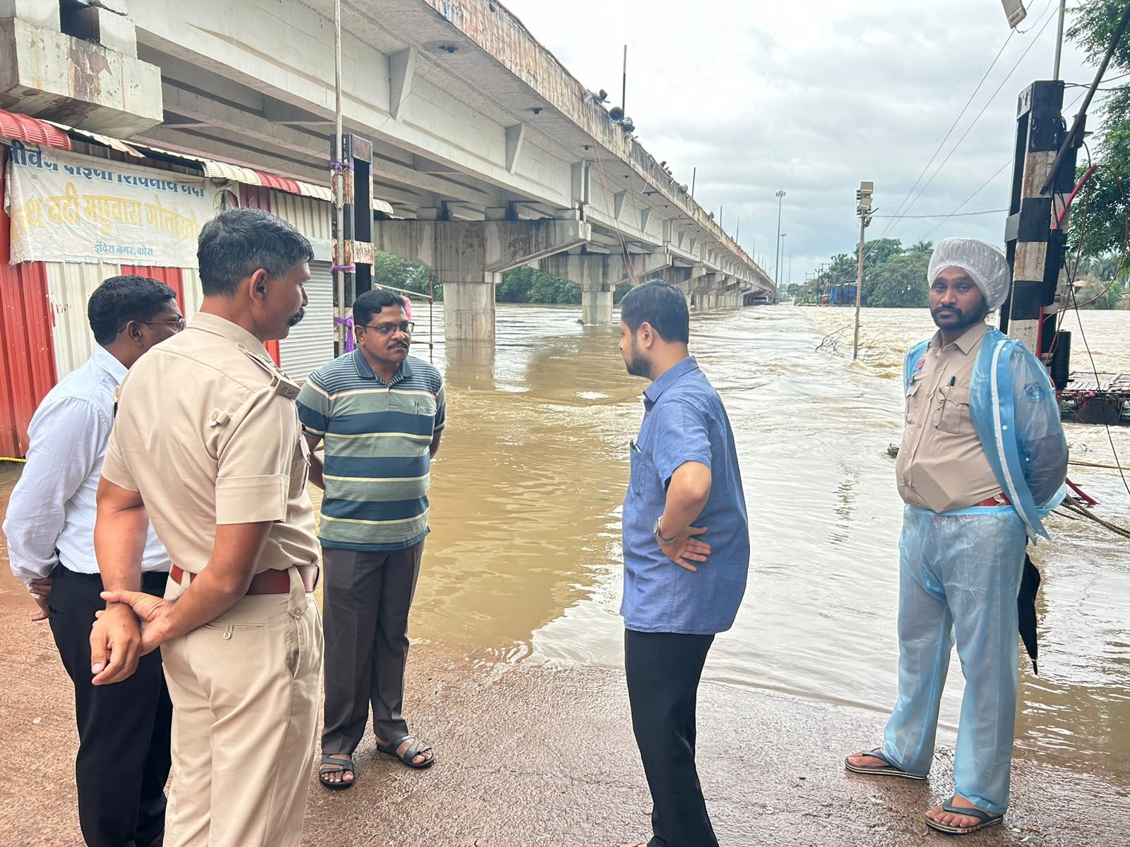 महमरा एनीकट में बढ़े जलस्तर के बाद मौके पर पहुंचकर स्थिति का जायजा लेते अधिकारी।
