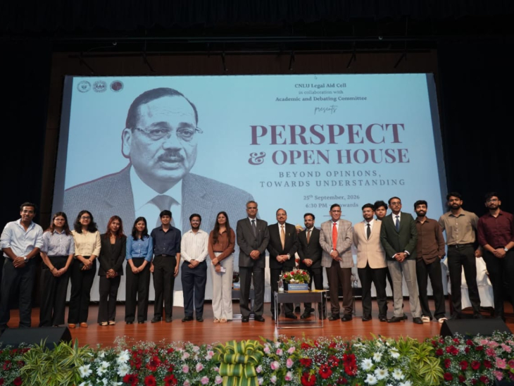 चाणक्य नेशनल लॉ यूनिवर्सिटी में छात्रों के साथ CJI सूर्यकांत।