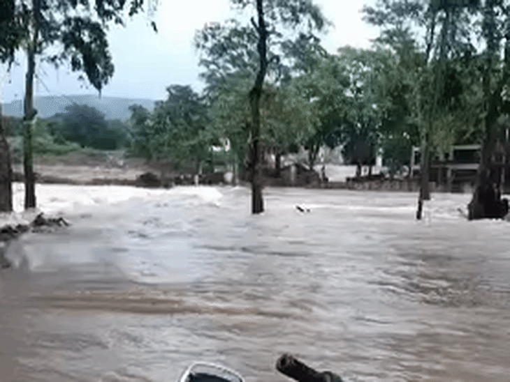 आरोग्यधाम में रपटे के ऊपर से पानी बह रहा है।