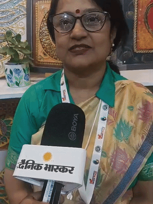 कला के बारे में जानकारी देती शिप्रा शर्मा