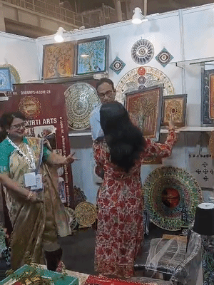 आर्टस को देखते कलाप्रेमी