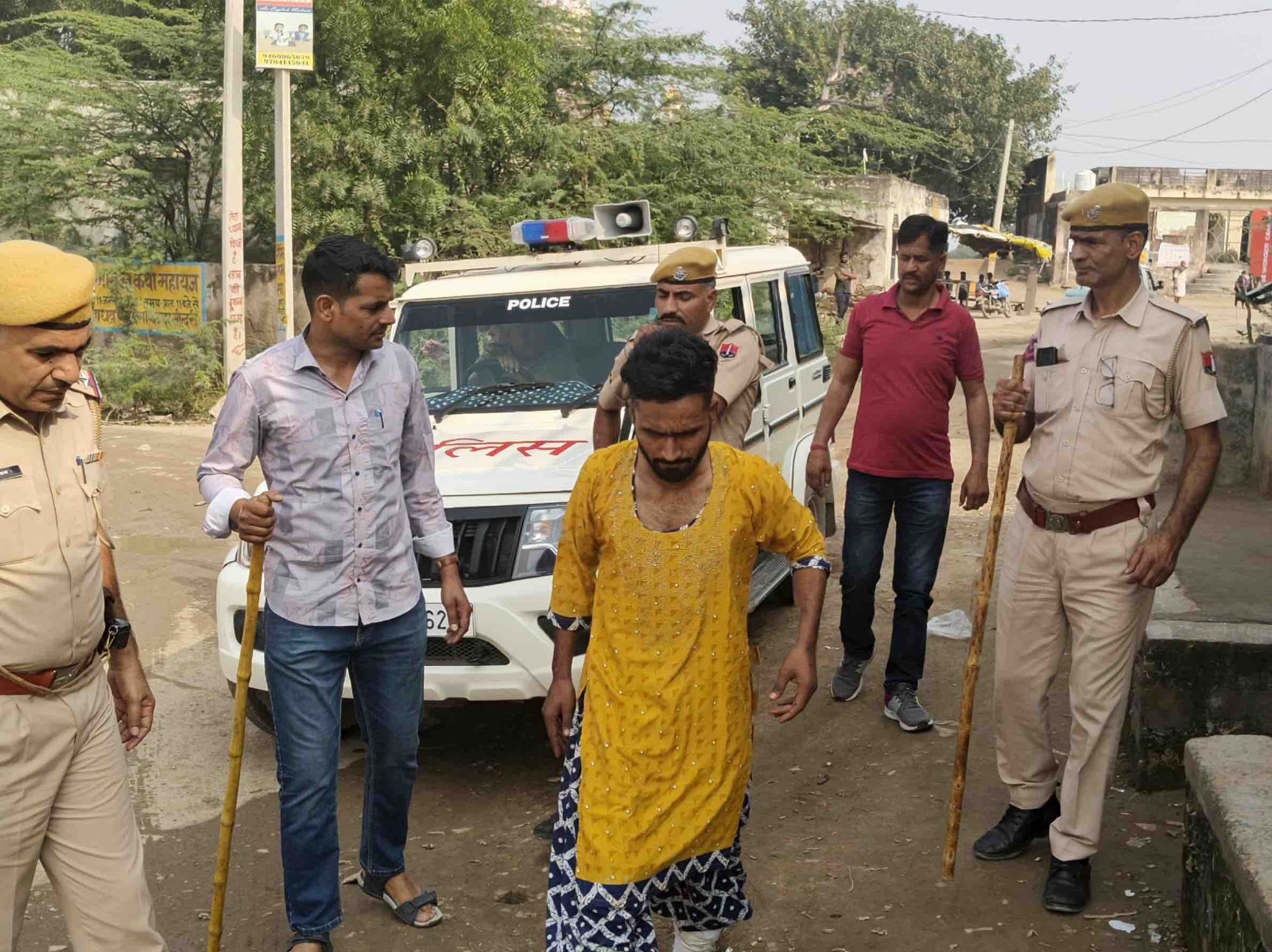 बांदरसिंदरी थाना क्षेत्र के हिस्ट्रीशीटर खुशीराम जाट उर्फ खुशीराम फौजी के खिलाफ 10 से ज्यादा आपराधिक मामले दर्ज हैं।