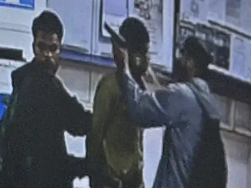बैंक में घुसते ही अपराधियों ने सभी स्टाफ और कस्टमर को बंधक बना लिया था।
