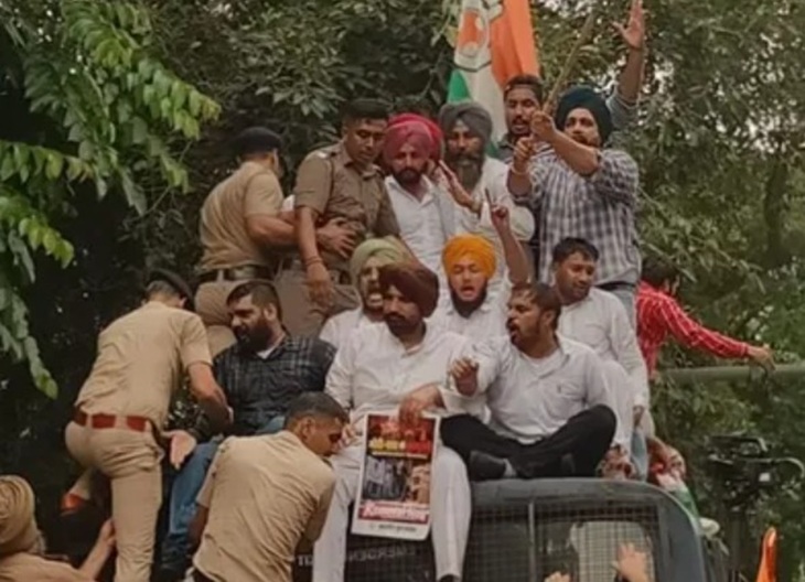 शुक्रवार, 25 सितंबर को मुख्य चुनाव आयुक्त ज्ञानेश कुमार के खिलाफ चंडीगढ़ में हुए कांग्रेस के प्रदर्शन में राजा वड़िंग के साथ चन्नी और बाजवा नहीं दिखाई दिए।