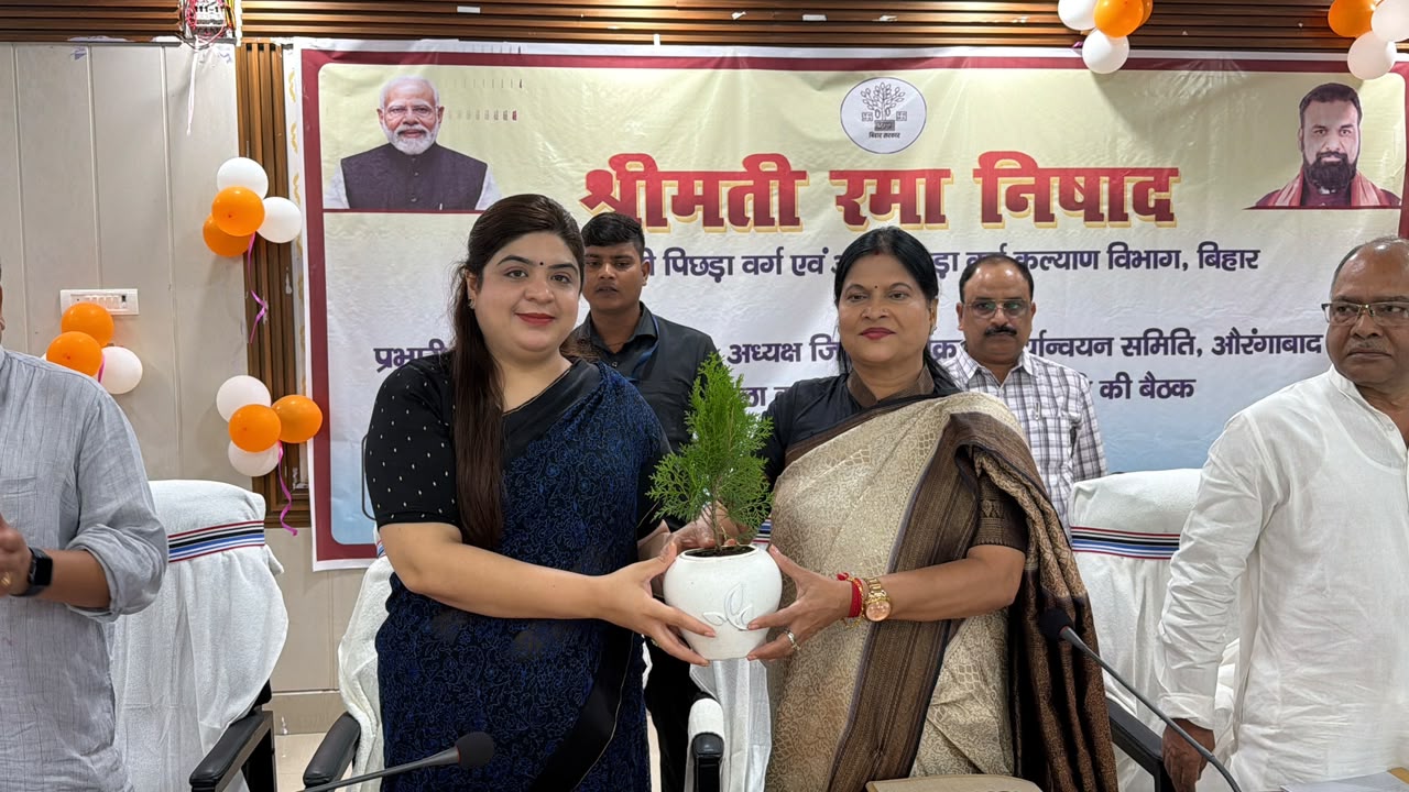 प्रभारी मंत्री को सम्मानित करती डीएम।