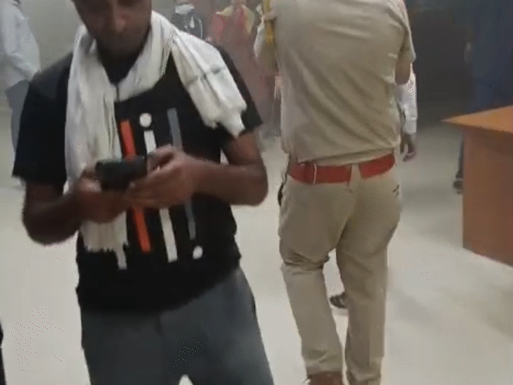 पुलिस और हॉस्पिटल स्टाफ ने मरीज और उनके परिजनों को वार्डों से बाहर निकाला।