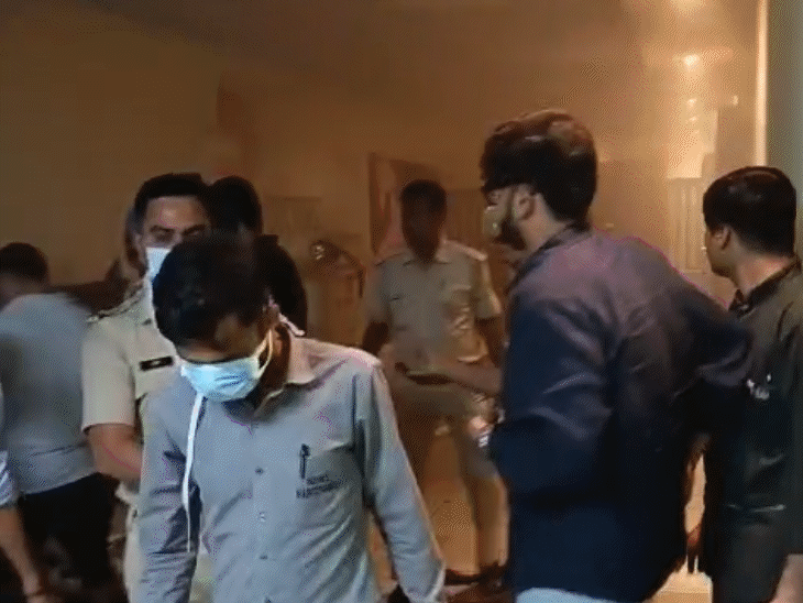 आग की सूचना पर पहुंची पुलिस ने स्थिति को संभाला।