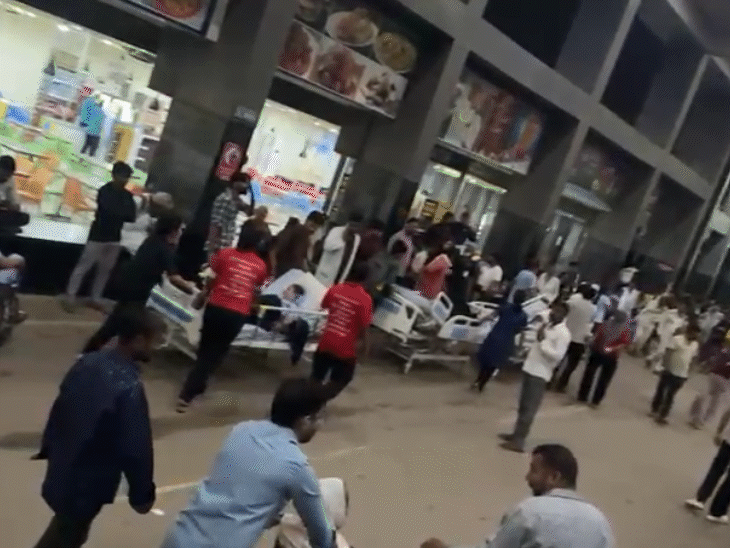 आग लगने पर परिजन मरीजों को हॉस्पिटल परिसर में सड़क पर ले आए।
