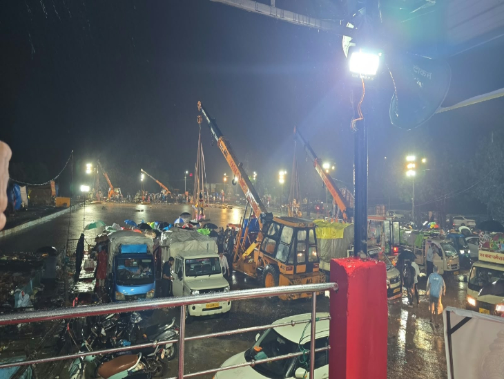 बरसते पानी में गणेश प्रतिमा का विसर्जन करने पहुंचे श्रद्धालु।